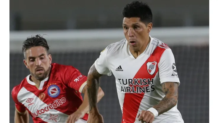 Enzo Perez of River Plate (right) fights for the ball with Gabriel Hauche of Argentinos Juniors (Getty).