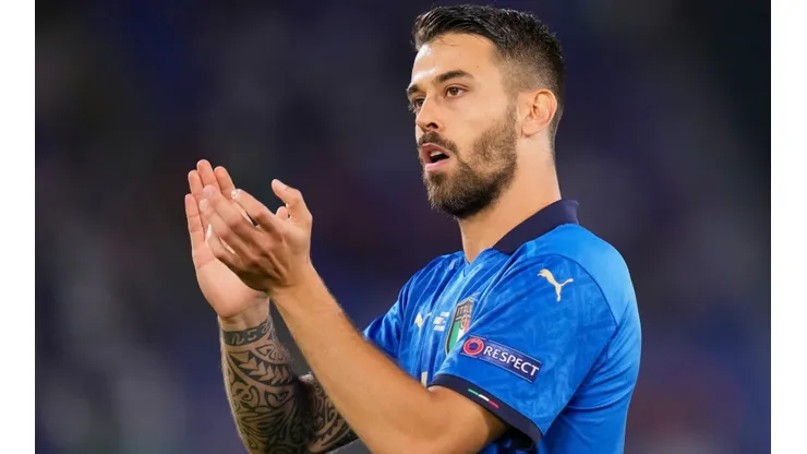 Leonardo Spinazzola of Italy applauds. (Getty)