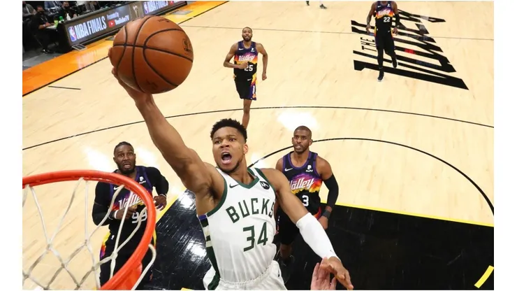 Giannis Antetokounmpo scores over the Suns. (Getty)