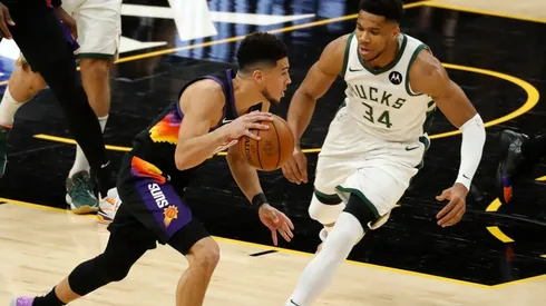 Giannis Antetokounmpo guarding Devin Booker. (Getty)
