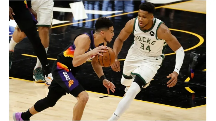 Giannis Antetokounmpo guarding Devin Booker. (Getty)
