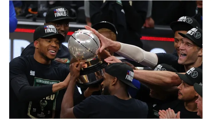 Bucks with the Eastern Conference trophy. (Getty)