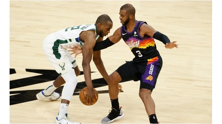 Chris Paul guarding Khris Middleton. (Getty)