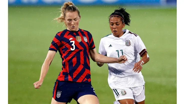 Samantha Mewis of the USA (left) and Maria Sanchez of Mexico (Getty).