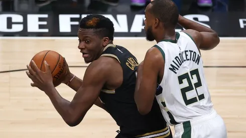 Khris Middleton guarding Clint Capela. (Getty)