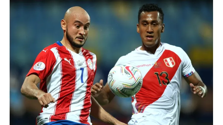 Carlos González of Paraguay and Renato Tapia of Peru. (Getty)