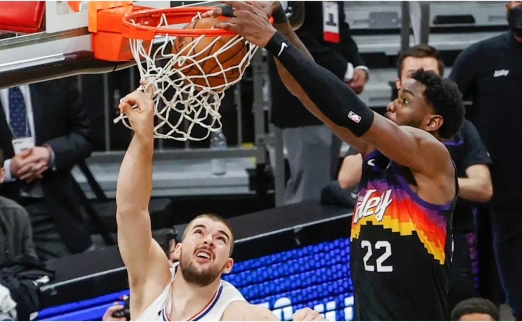 Deandre Ayton dunks over Ivica Zubac. (Getty)