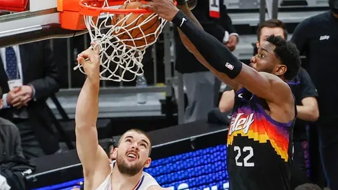 Deandre Ayton dunks over Ivica Zubac. (Getty)