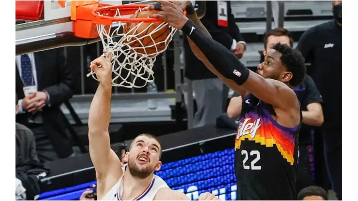 Deandre Ayton dunks over Ivica Zubac. (Getty)