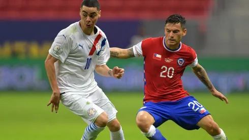 Miguel Almiron of Paraguay and Charles Aranguiz of Chile fighting for the ball. (Getty)
