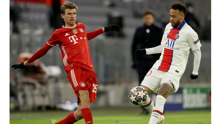 Thomas Muller of Bayern (left) is closed down by Neymar of Paris Saint-Germain (right). (Getty)