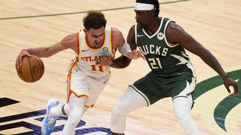 Jrue Holiday guarding Trae Young. (Getty)