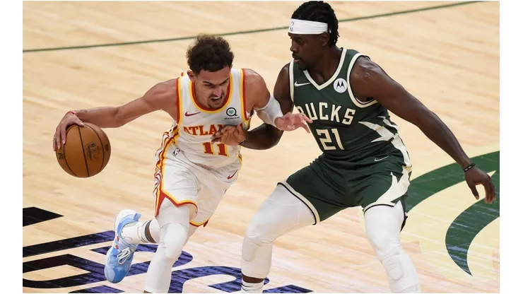 Jrue Holiday guarding Trae Young. (Getty)