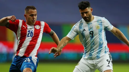 Robert Piris Da Motta of Paraguay (left) and Sergio Aguero of Argentina fight for the ball. (Getty)