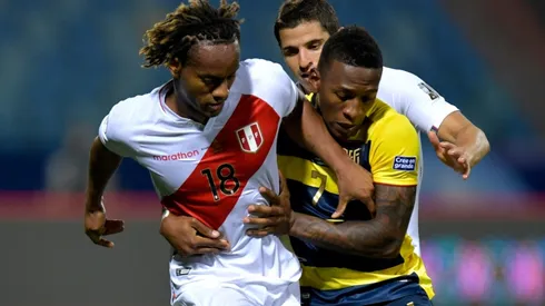 Andre Carrillo of Peru (left) and Pervis Estupiñán of Ecuador (Getty).