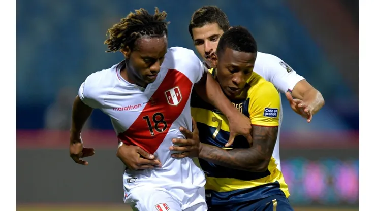 Andre Carrillo of Peru (left) and Pervis Estupiñán of Ecuador (Getty).