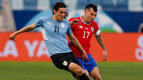 Edinson Cavani of Uruguay fighting for the ball with Gary Medel of Chile. (Getty)
