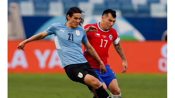 Edinson Cavani of Uruguay fighting for the ball with Gary Medel of Chile. (Getty)