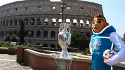 The Mascotte Skillzy poses with the trophy in front of the Colosseum in Rome. (Getty)
