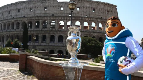 The Mascotte Skillzy poses with the trophy in front of the Colosseum in Rome. (Getty)