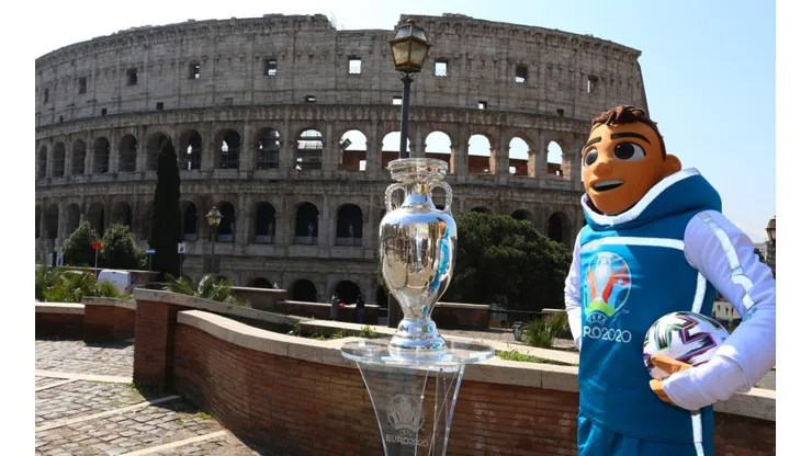 The Mascotte Skillzy poses with the trophy in front of the Colosseum in Rome. (Getty)