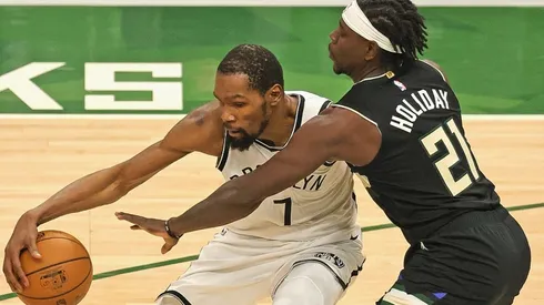 Jrue Holiday guarding Kevin Durant. (Getty)
