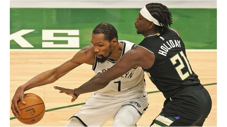 Jrue Holiday guarding Kevin Durant. (Getty)