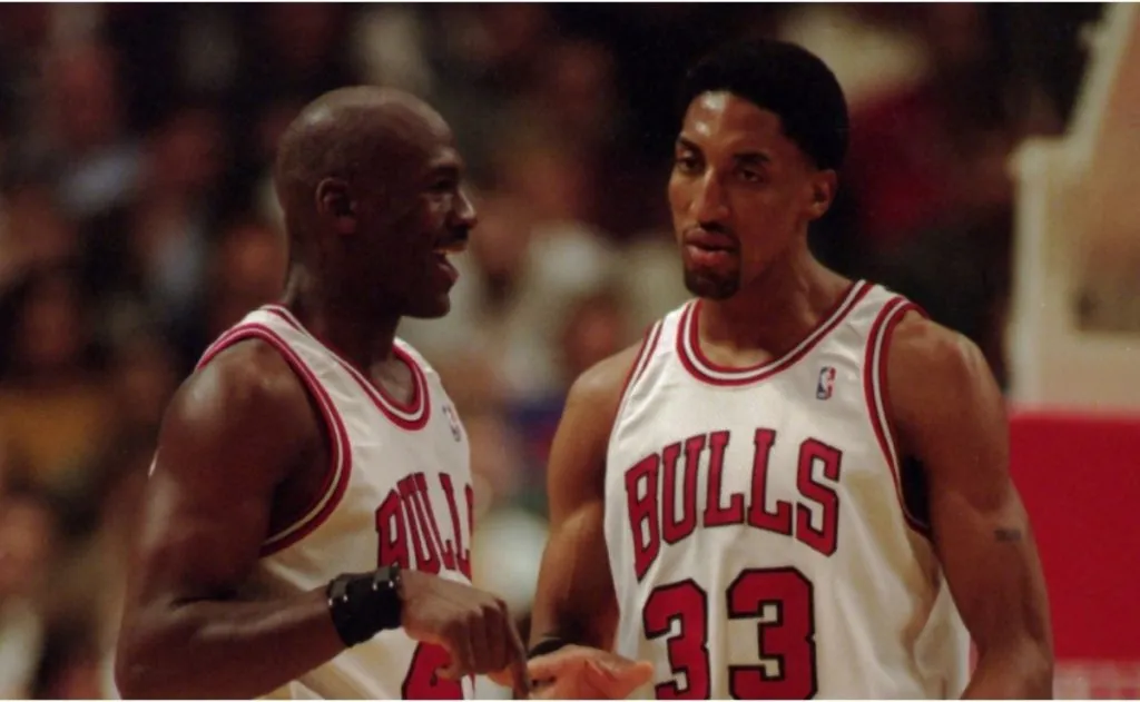 Scottie Pippen talking to Michael Jordan