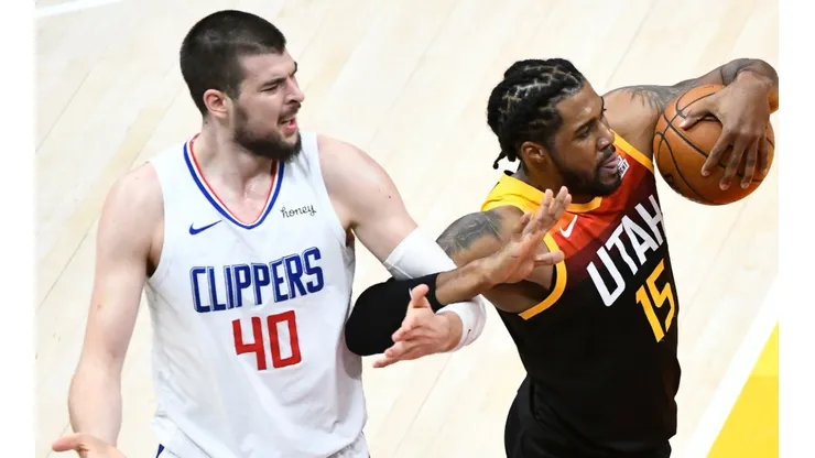 Ivica Zubac of the Los Angeles Clippers (left) fouls Derrick Favors of the Utah Jazz (right). (Getty)
