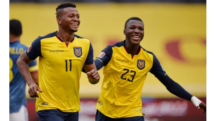 Moises Caicedo (left) and Michel Estrada of Ecuador (Getty).