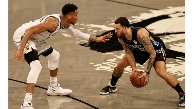 Giannis Antetokounmpo (left) of the Milwaukee Bucks guards Mike James (right) of the Brooklyn Nets. (Getty)
