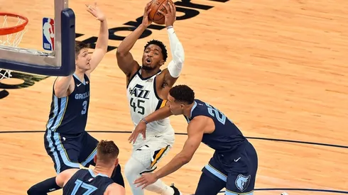 Donovan Mitchell scores over the Grizzlies. (Getty)