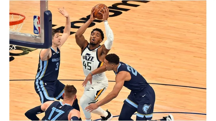 Donovan Mitchell scores over the Grizzlies. (Getty)