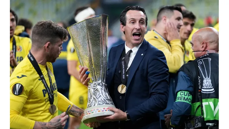 Unai Emery gets his hands on a new Europa League trophy in his career (Getty).