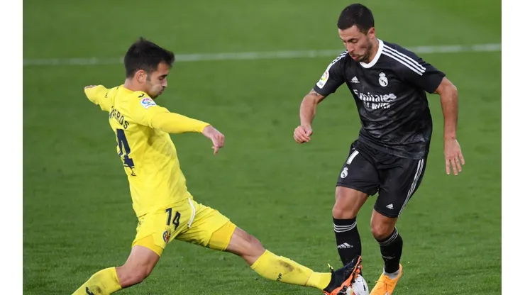 Eden Hazard of Real Madrid (right) is challenged by Manu Trigueros of Villarreal (left). (Getty)