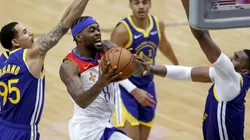 Naji Marshall (center) of the New Orleans Pelicans shoots over Kevon Looney (right) of the Golden State Warriors. (Getty)