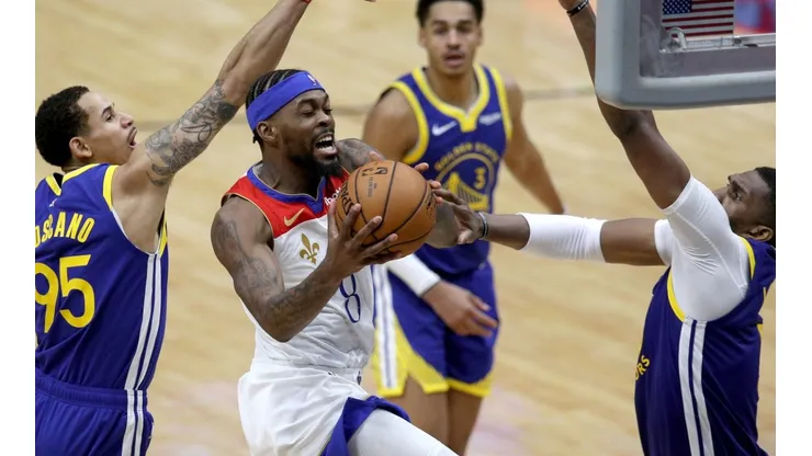 Naji Marshall (center) of the New Orleans Pelicans shoots over Kevon Looney (right) of the Golden State Warriors. (Getty)