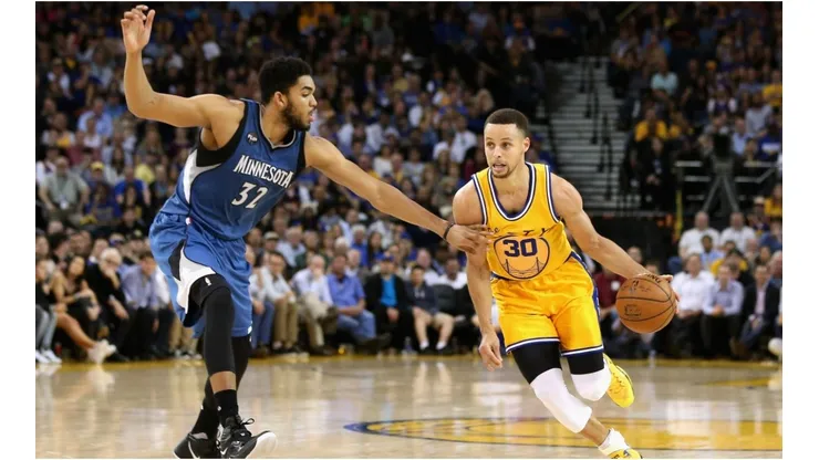 Karl-Anthony Towns vs. Stephen Curry. (Getty)