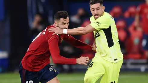 Enric Gallego of Osasuna (left) battles for possession with Hector Herrera of Atletico Madrid (right). (Getty).jpg