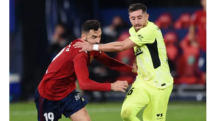 Enric Gallego of Osasuna (left) battles for possession with Hector Herrera of Atletico Madrid (right). (Getty).jpg