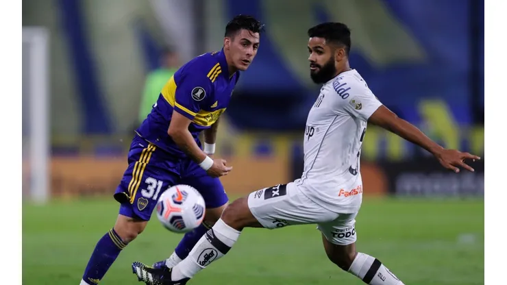 Cristian Pavón and Felipe during Boca's 2-0 victory over Santos in Matchday 2 of Group C (Getty).