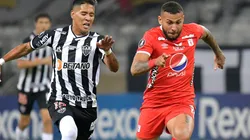 Matías Zaracho of Atletico Mineiro (left) competes for the ball with Duván Vergara of America de Cali (right). (Getty).jpg