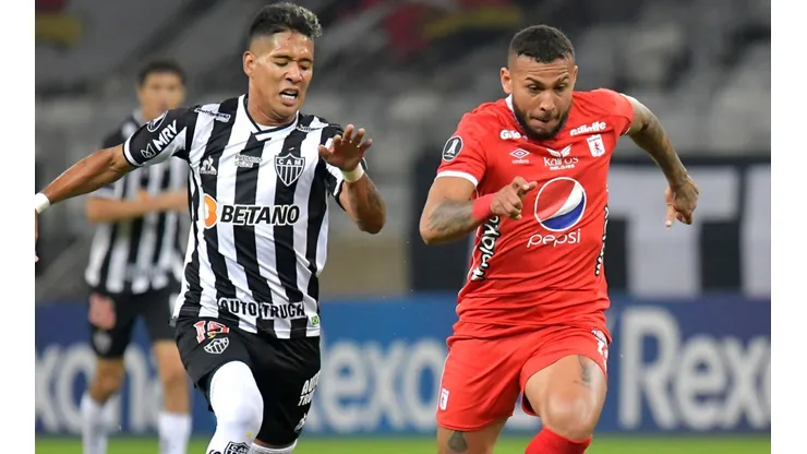 Matías Zaracho of Atletico Mineiro (left) competes for the ball with Duván Vergara of America de Cali (right). (Getty).jpg