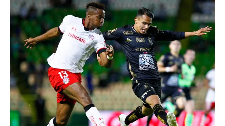 Michael Estrada (left) of Toluca kicks the ball against Osvaldo Rodriguez (right) of Leon. (Getty)