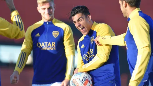 Cristian Pavon of Boca Juniors jokes with teammates during warm-up. (Getty)