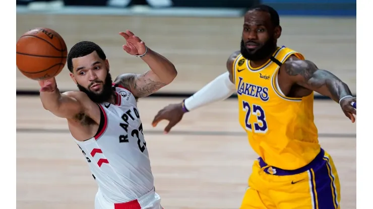 Fred VanVleet (left) of the Toronto Raptors passes the ball against LeBron James (right) of the Los Angeles Lakers. (Getty)