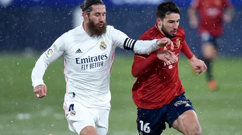 Jonathan Calleri (right) of Osasuna is challenged by Sergio Ramos (left) of Real Madrid. (Getty)