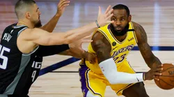 LeBron James (right) of the Los Angeles Lakers is pressured by Alex Len (left) of the Sacramento Kings. (Getty)