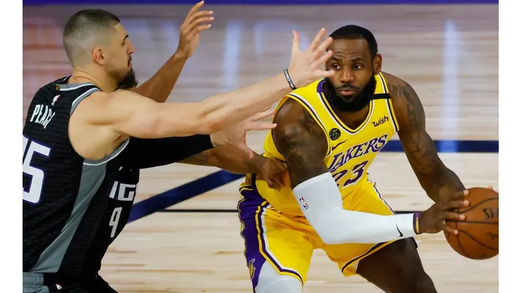 LeBron James (right) of the Los Angeles Lakers is pressured by Alex Len (left) of the Sacramento Kings. (Getty)