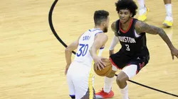 Kevin Porter Jr guarding Stephen Curry. (Getty)